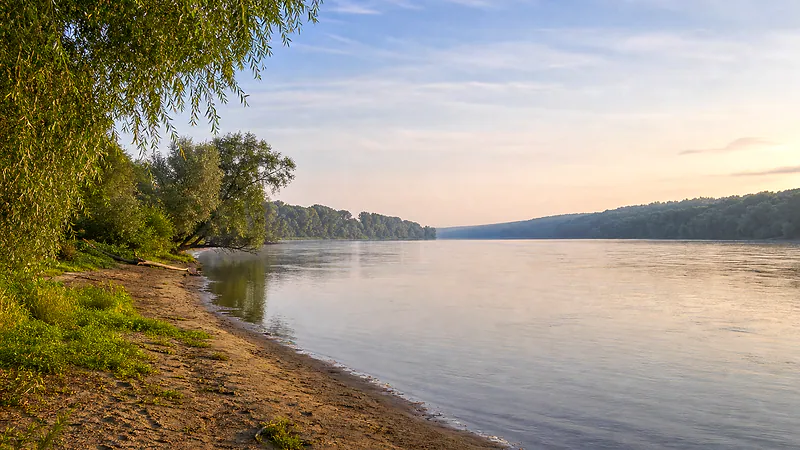 Берег Днестра у Вадул-луй-Водэ